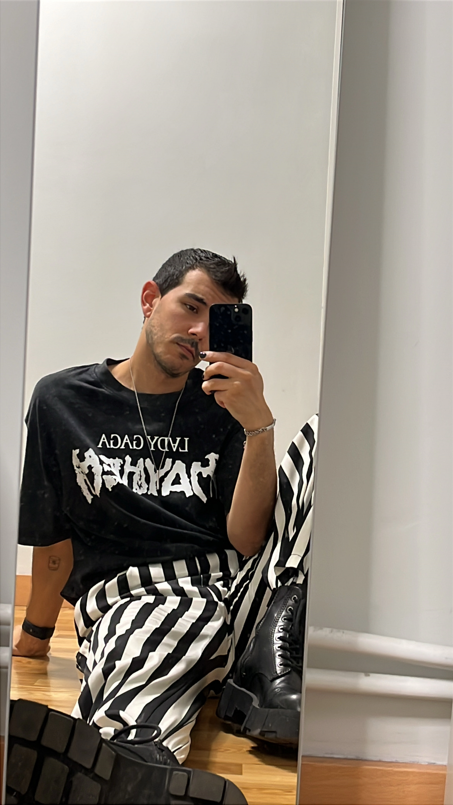 J ➶